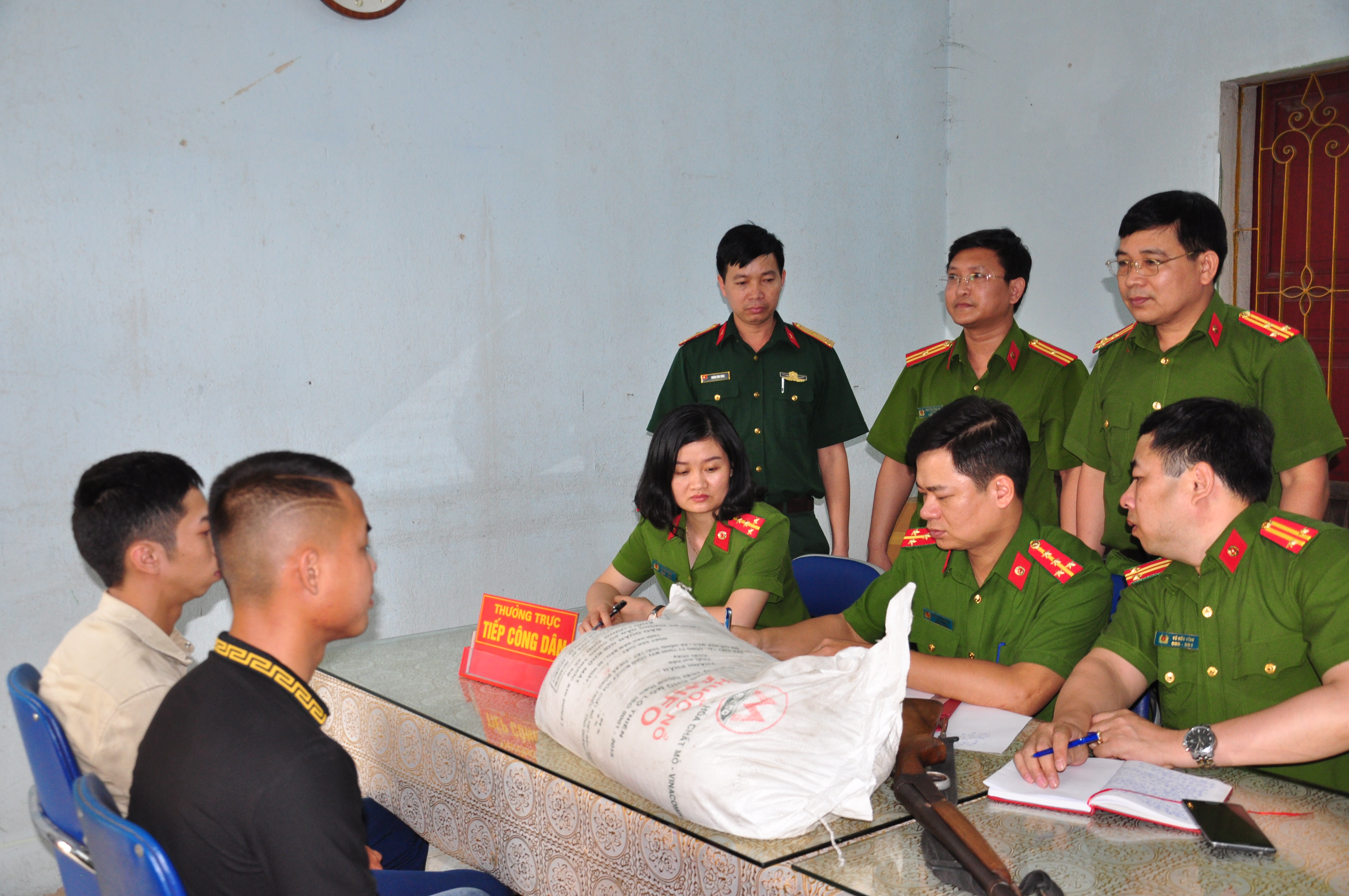 Quy trình về trình tự, thủ tục tiếp nhận, thu gom vũ khí, vật liệu nổ, công cụ hỗ trợ